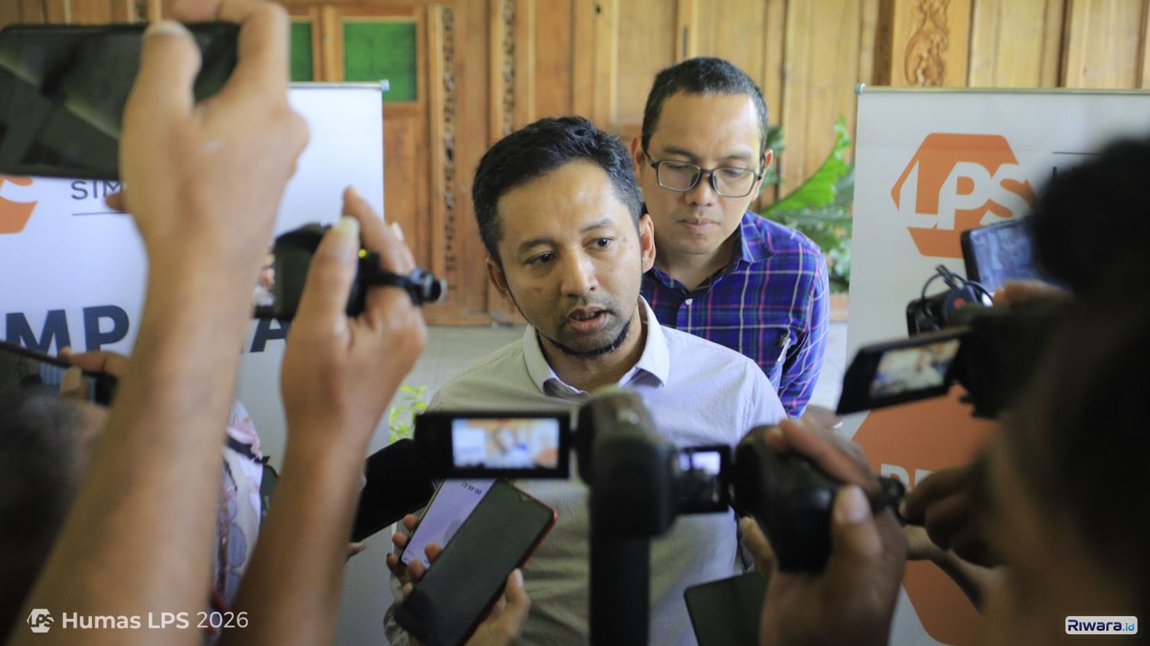 Direktur Grup Likuidasi Bank LPS Fajar Bawono memberikan keterangan pers di Klaten